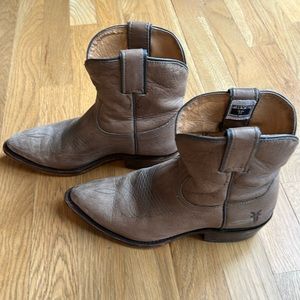 FRYE Billy Short Booties in gray size 7